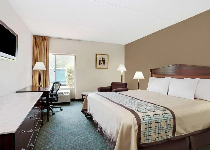Days Inn By Wyndham Newport News City Center Oyster Point