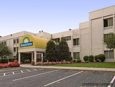 Days By Wyndham Center Oyster Point Hotel *