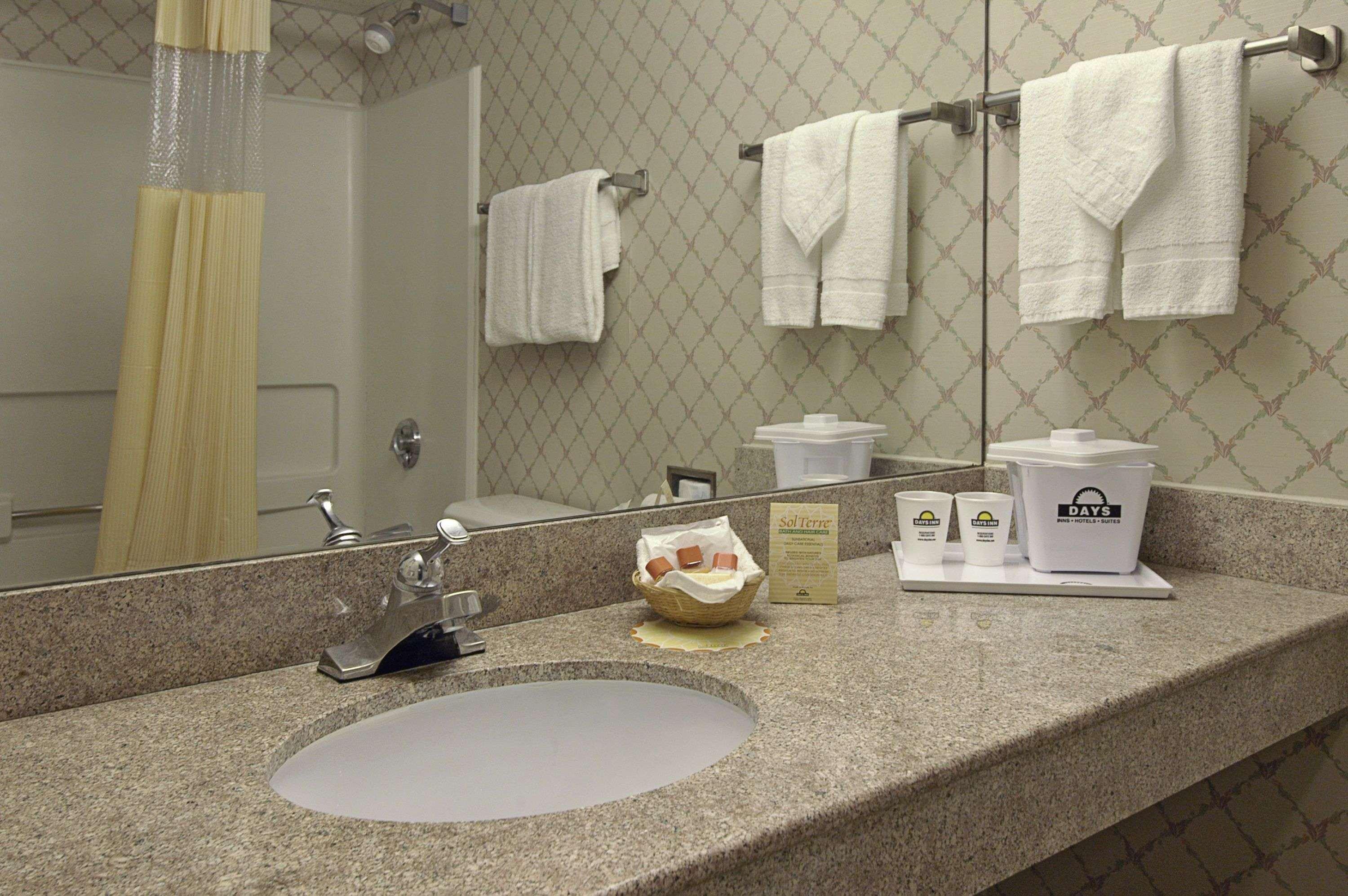 Hotel Days By Wyndham Center Oyster Point Newport News