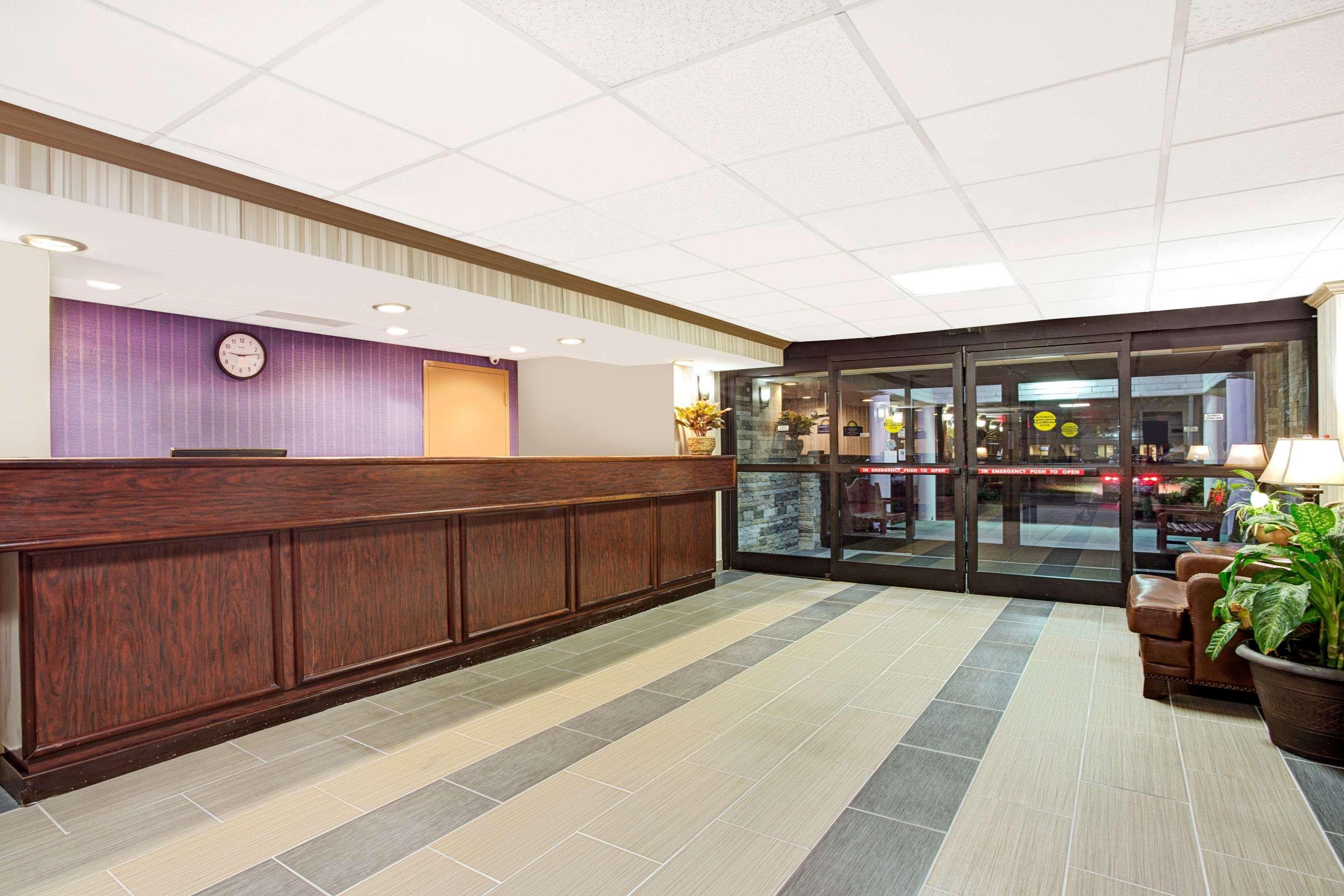 Days By Wyndham Center Oyster Point Hotel *