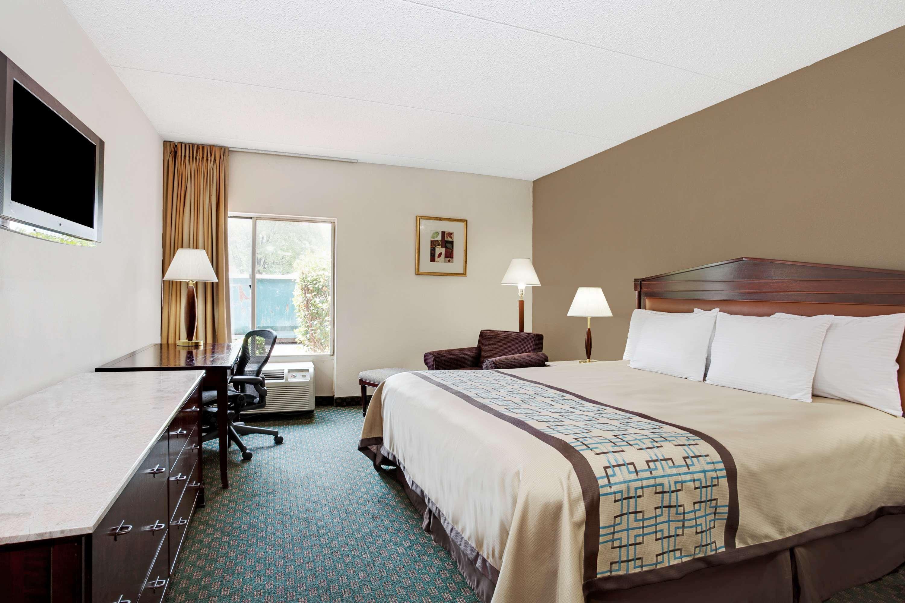 Days By Wyndham Center Oyster Point *