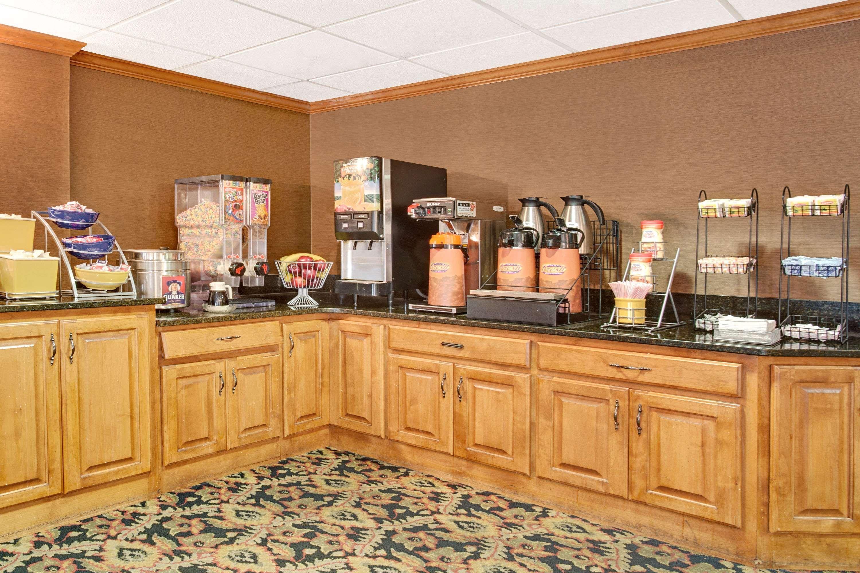 Days By Wyndham Center Oyster Point Hotel Newport News