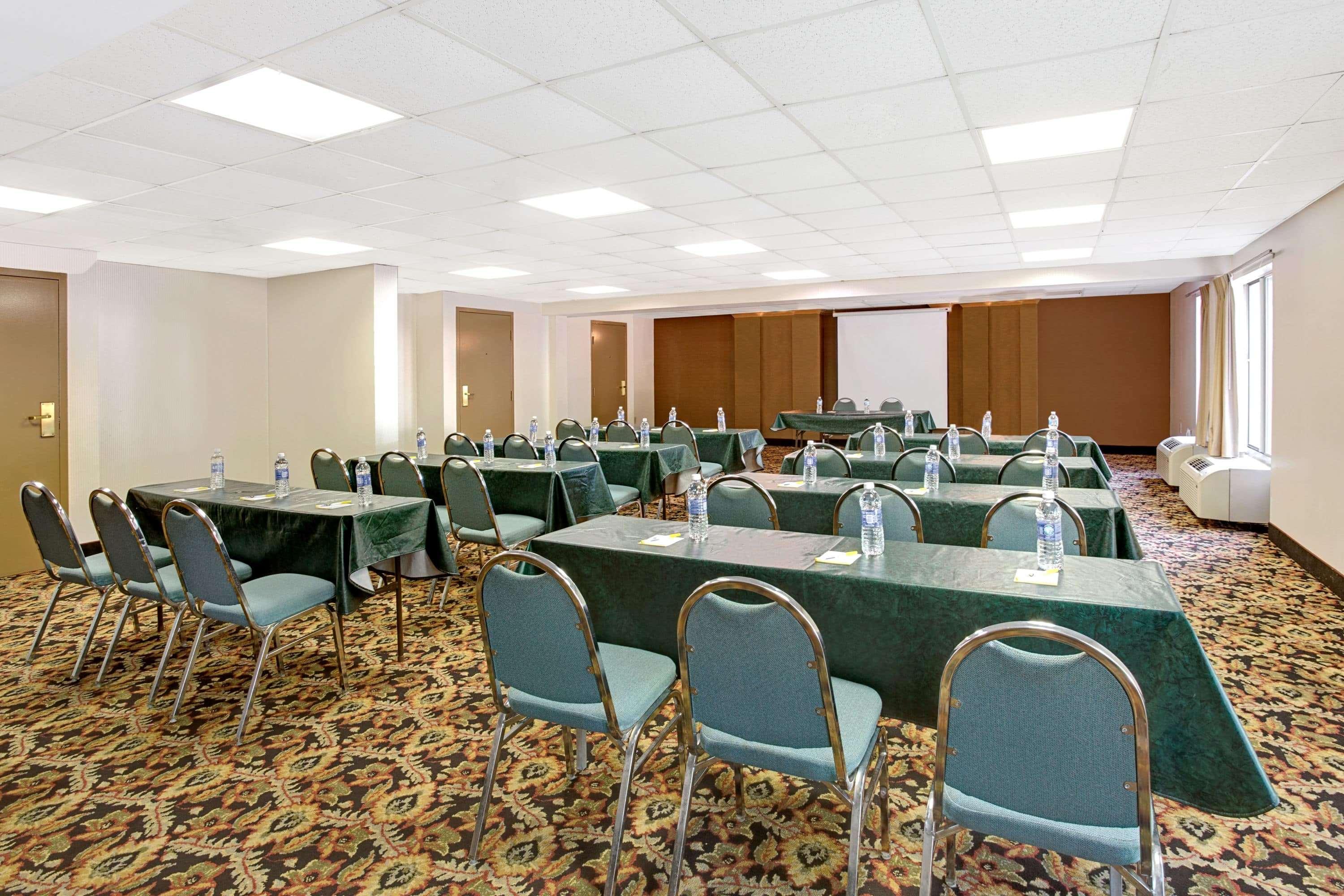 Hotel Days By Wyndham Center Oyster Point Newport News
