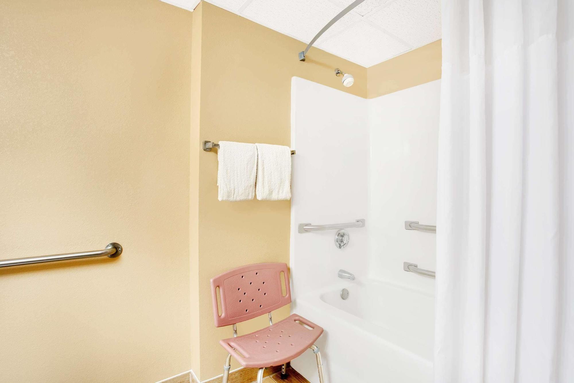 Days By Wyndham Center Oyster Point Newport News