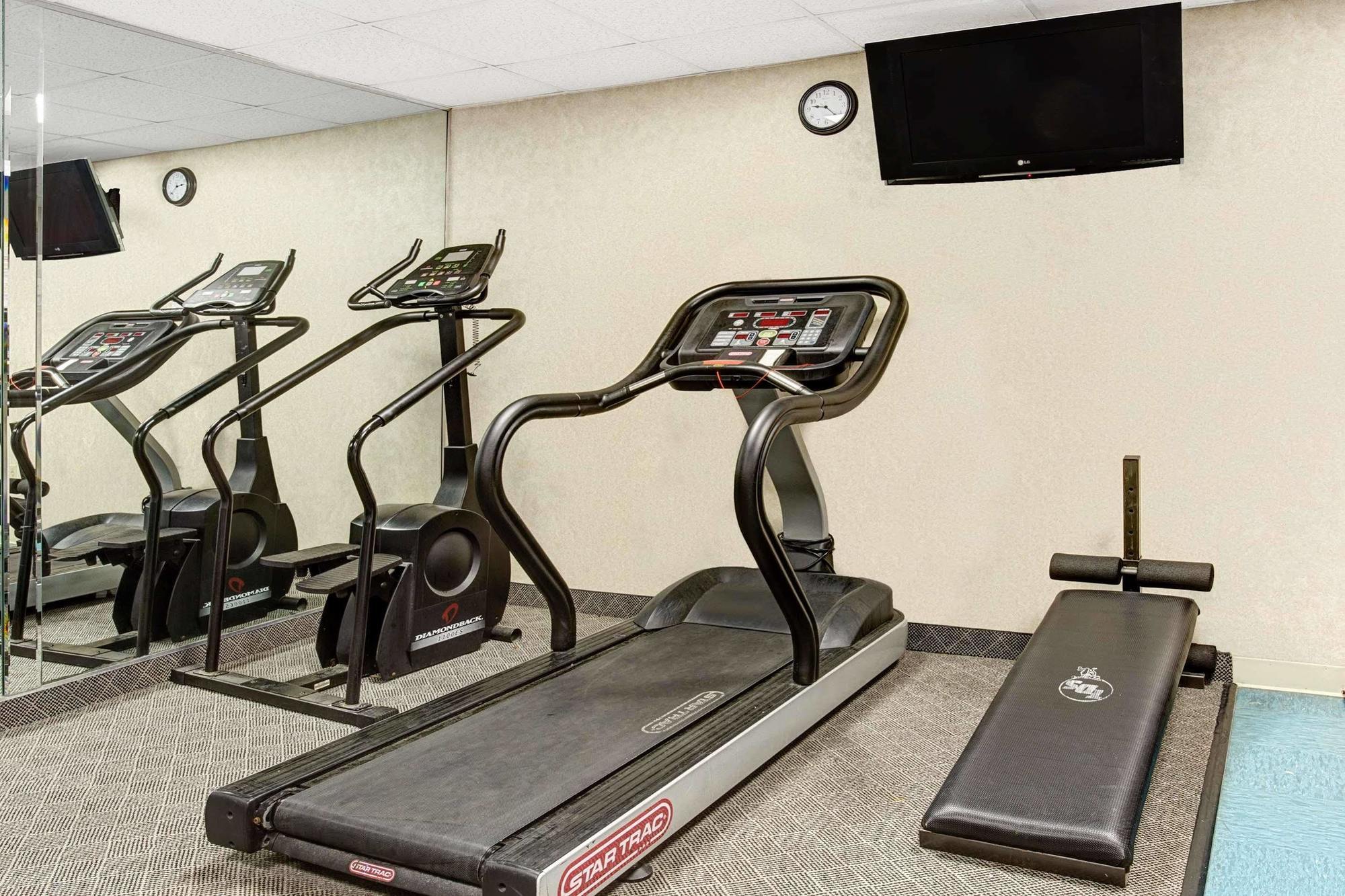 Days By Wyndham Center Oyster Point Newport News